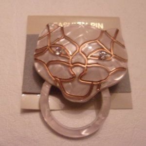 NWT SCARVE TIE/HOLDER. TUB1-6